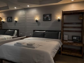 Minibar (mit einigen kostenlosen Artikeln), Zimmersafe, Schreibtisch