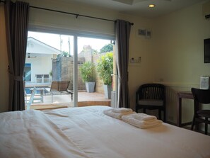 Een minibar met enkele gratis items, een kluis op de kamer, een bureau