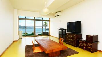 Design Room | In-room safe, desk