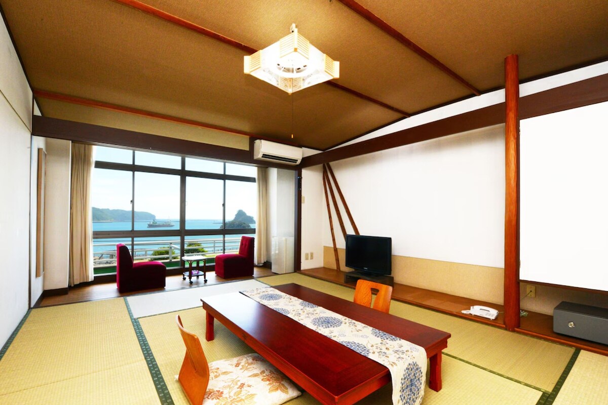 Traditionele kamer (Japanese Style) | Een kluis op de kamer, een bureau