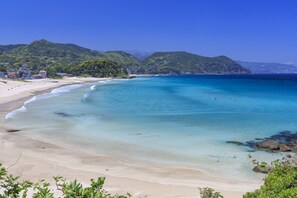 Pantai di sekitar