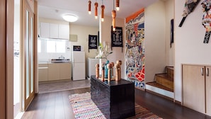 Een moderne keuken met houten kasten, een zwart aanrecht en een decoratief houten sculptuur.
