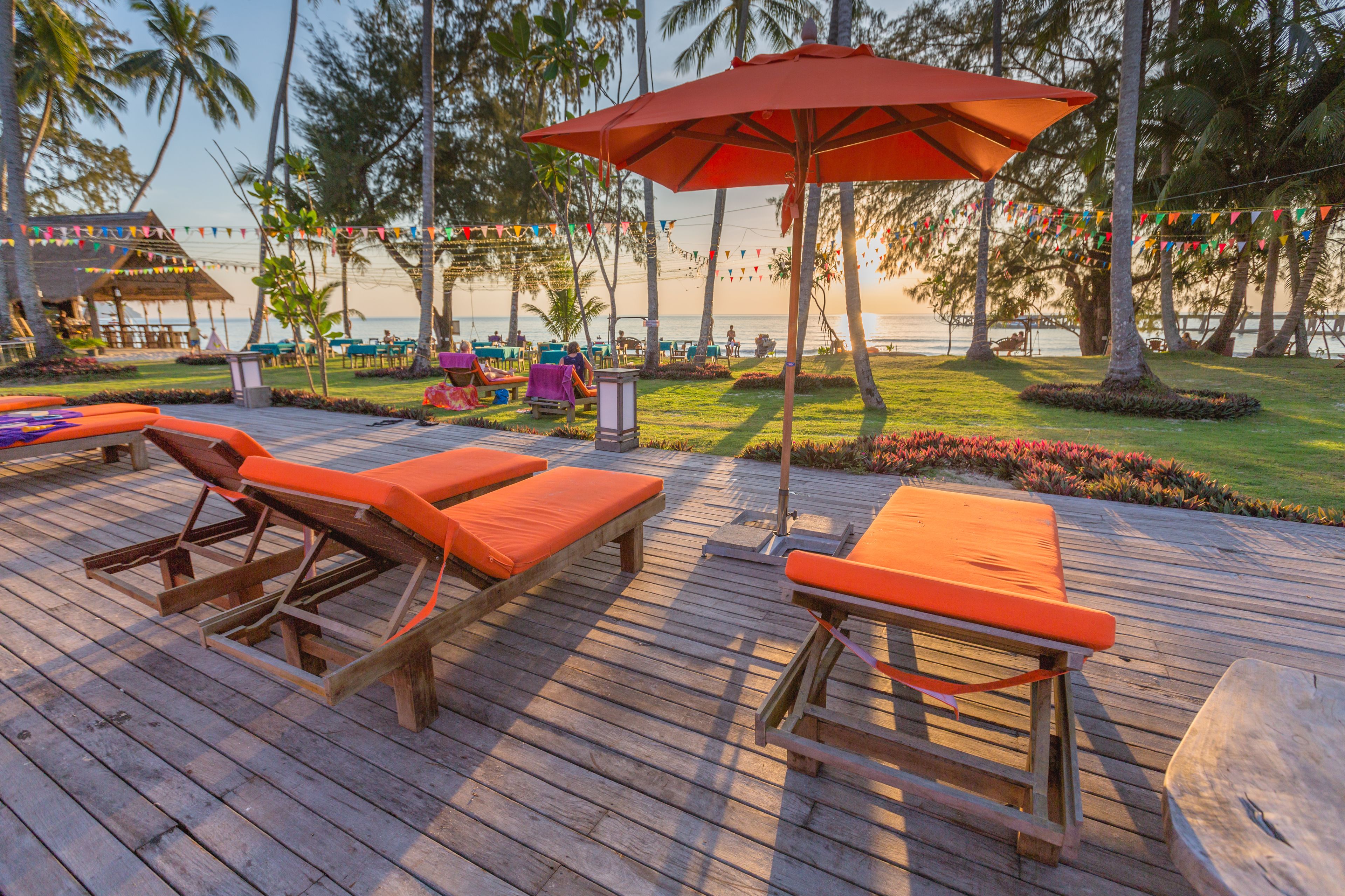 Kolam renang outdoor, dengan kursi berjemur