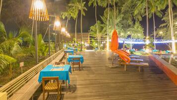 Breakfast, lunch, dinner served; international cuisine