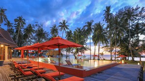 Kolam renang terbuka, kerusi lepak pantai 