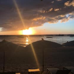 Am Strand, Liegestühle, Sonnenschirme