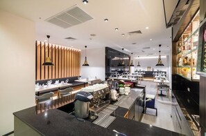 供应早餐、午餐和晚餐，泰国菜