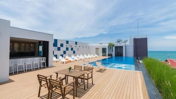 Piscine extérieure, chaises longues