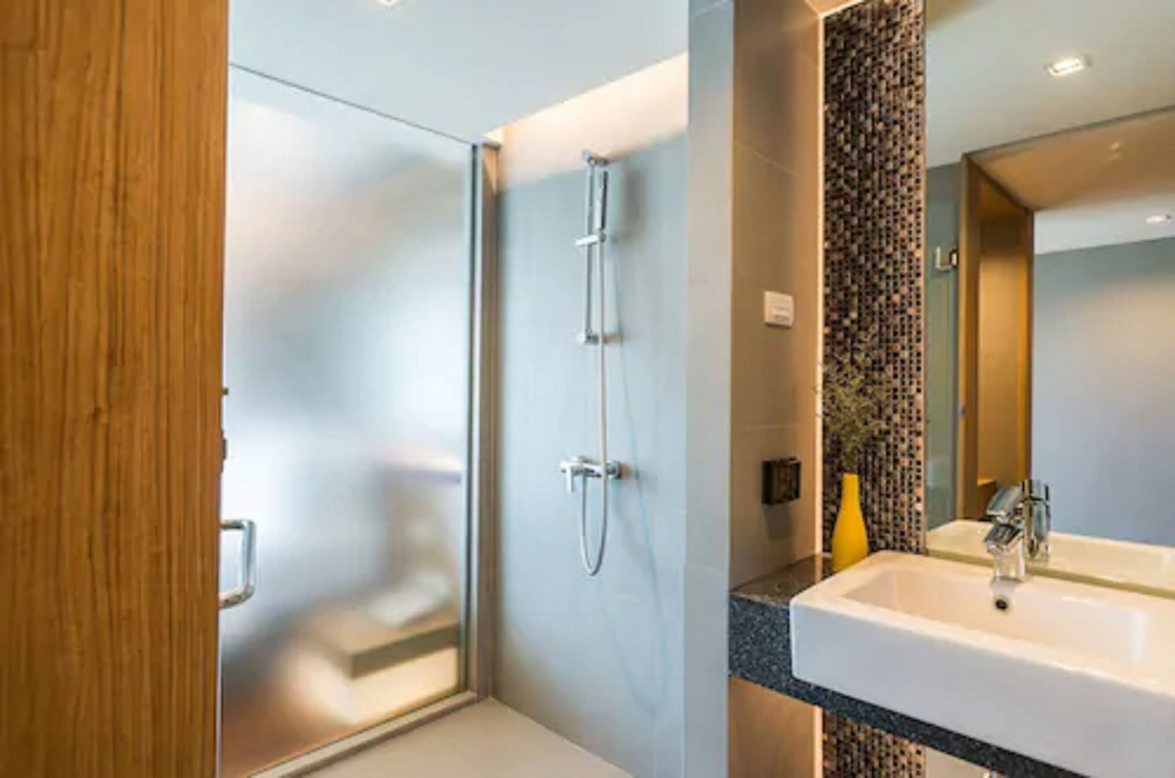 sea deluxe tree with bathtub  | bathroom | free toiletries, hair dryer, towels