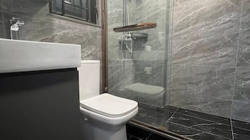 Economy Apartment, 3 Bedrooms, Ensuite | Bilik Mandi | Pancuran mandi, hulu semburan mandi hujan, pengering rambut, selipar