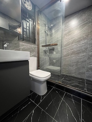Economy Apartment, 3 Bedrooms, Ensuite | Bathroom