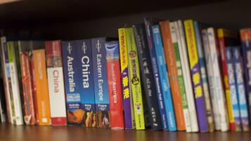 Ein Bücherregal mit Büchern über verschiedene Reiseziele.