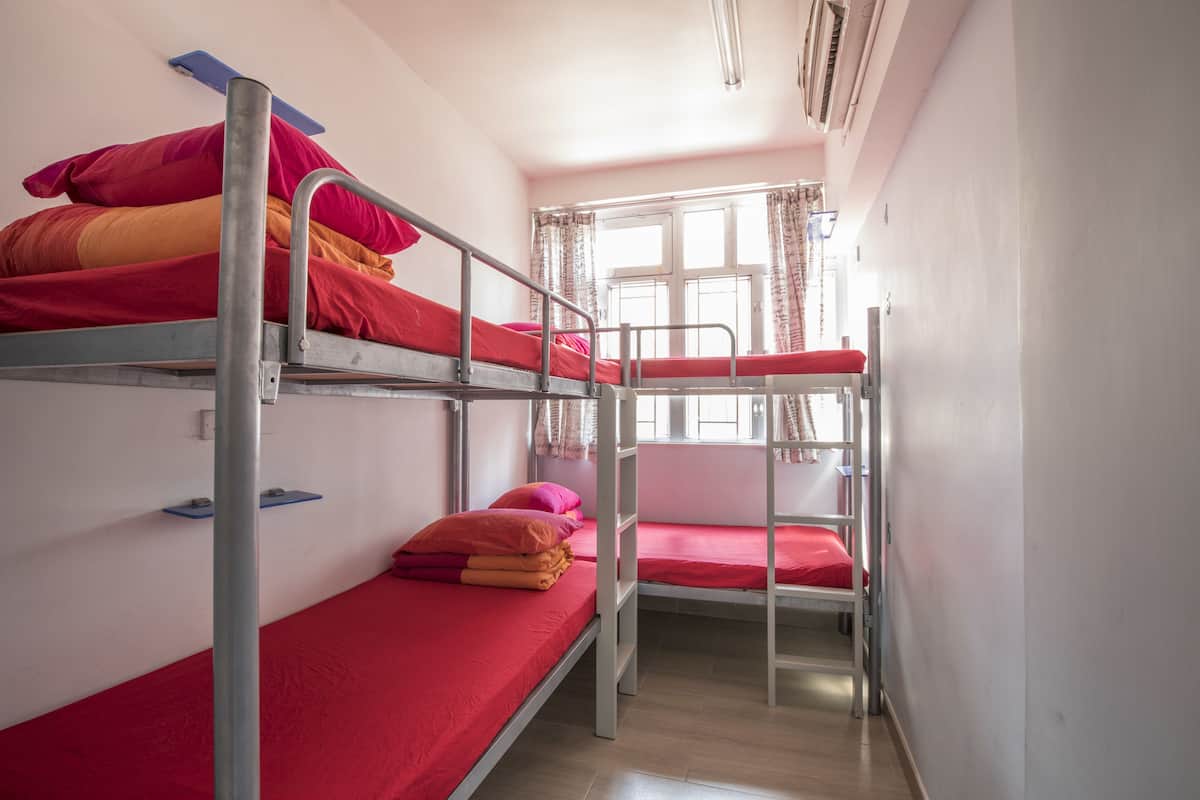 Economy-Vierbettzimmer, Gemeinschaftsbad | Verdunkelungsvorhänge, kostenloses WLAN, Bettwäsche
