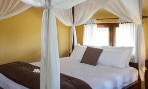 Ropa de cama de alta calidad y caja de seguridad en la habitación 