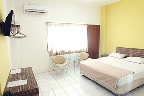 Room | Desk - Hotel Fiducia Kaji (Jakarta)