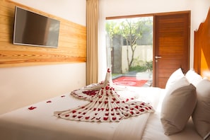 ميني بار وخزنة داخل الغرفة ومكتب وستائر تعتيم