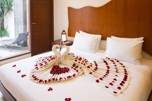 Minibar, in-room safe, desk, blackout drapes - Villa Savvoya Seminyak Bali (Seminyak)