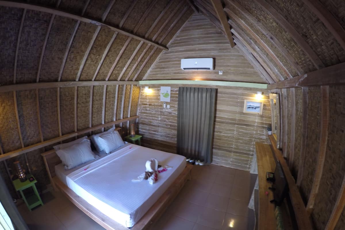 Deluxe Double Garden View with Terrace | Allergitestade sängkläder, minibar och värdeförvaringsskåp på rummet