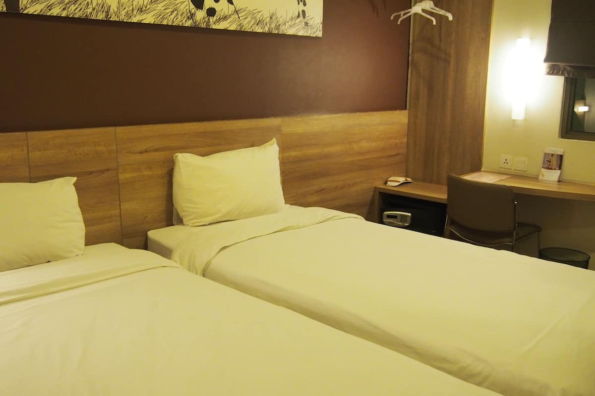 standard room | in-room safe, desk, free wifi