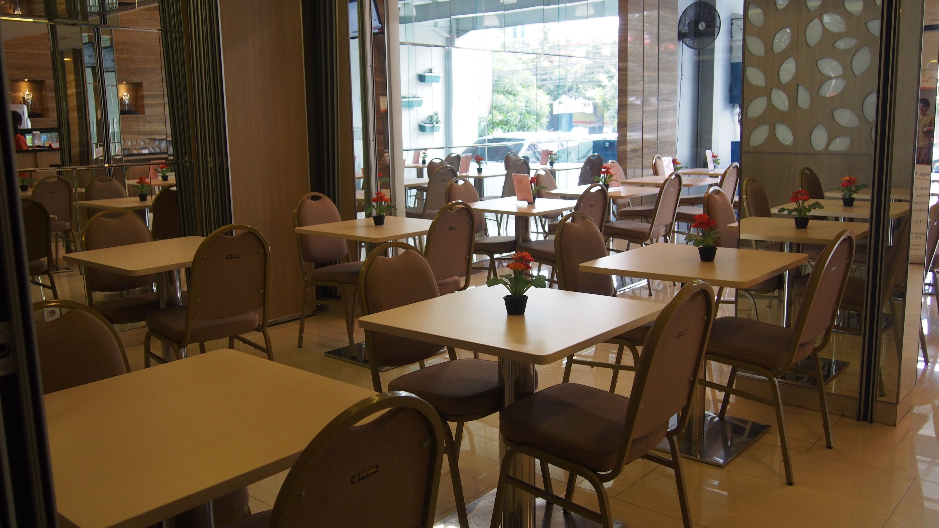 breakfast, lunch, dinner served; international cuisine