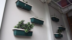 Un bâtiment dont la façade extérieure est ornée de plusieurs jardinières.