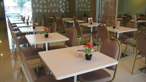 供应早餐、午餐和晚餐，国际美食