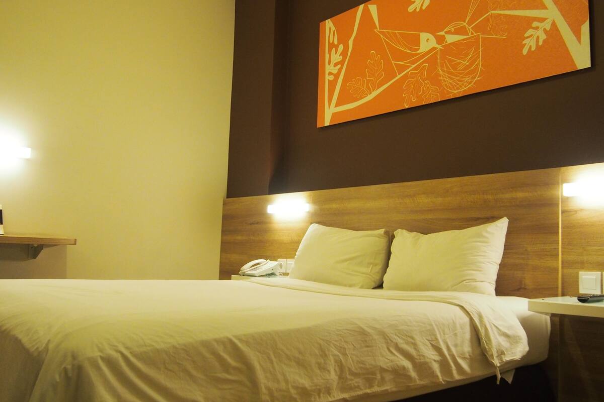 standard room | in-room safe, desk, free wifi