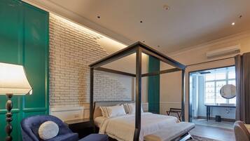 Suite | Een kluis op de kamer, een bureau, een strijkplank/strijkijzer