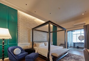 خزنة داخل الغرفة ومكتب ومكواة/لوح كي وواي فاي مجانًا