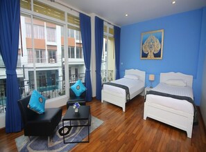 Deluxe Master Twin | Cofres nos quartos, escrivaninha, cortinas blackout, Wi-Fi de cortesia