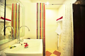 Bathroom sink - Villa Tona Phuket (Karon)
