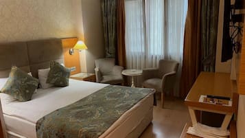 双人房 | 迷你吧、客房内保险箱、办公桌、隔音