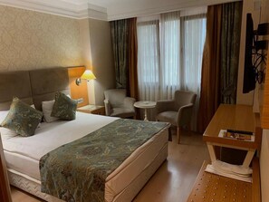 Double Room | Minibar, in-room safe, desk, soundproofing