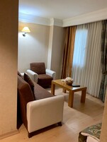 Minibar, caja de seguridad en la habitación y escritorio 