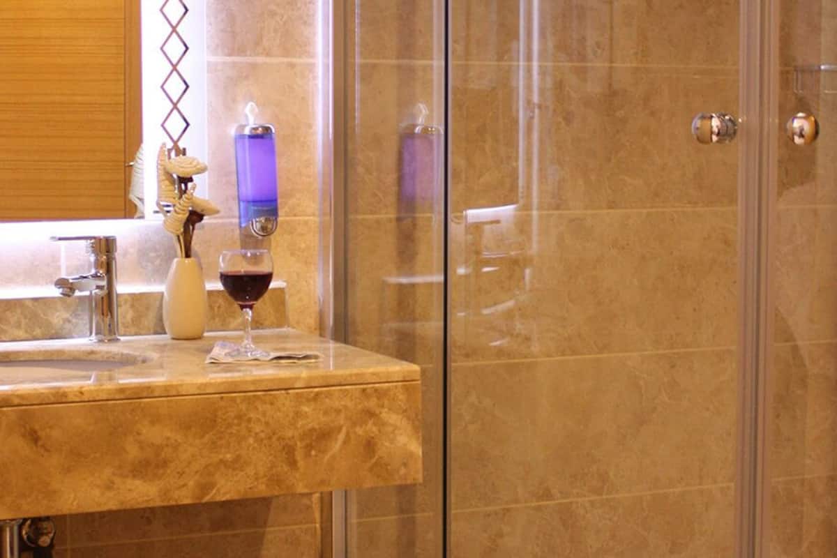 double room | 1 bedroom, minibar, in-room safe, desk