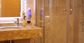 Quarto casal | Frigobar, cofres nos quartos, escrivaninha, quartos à prova de som