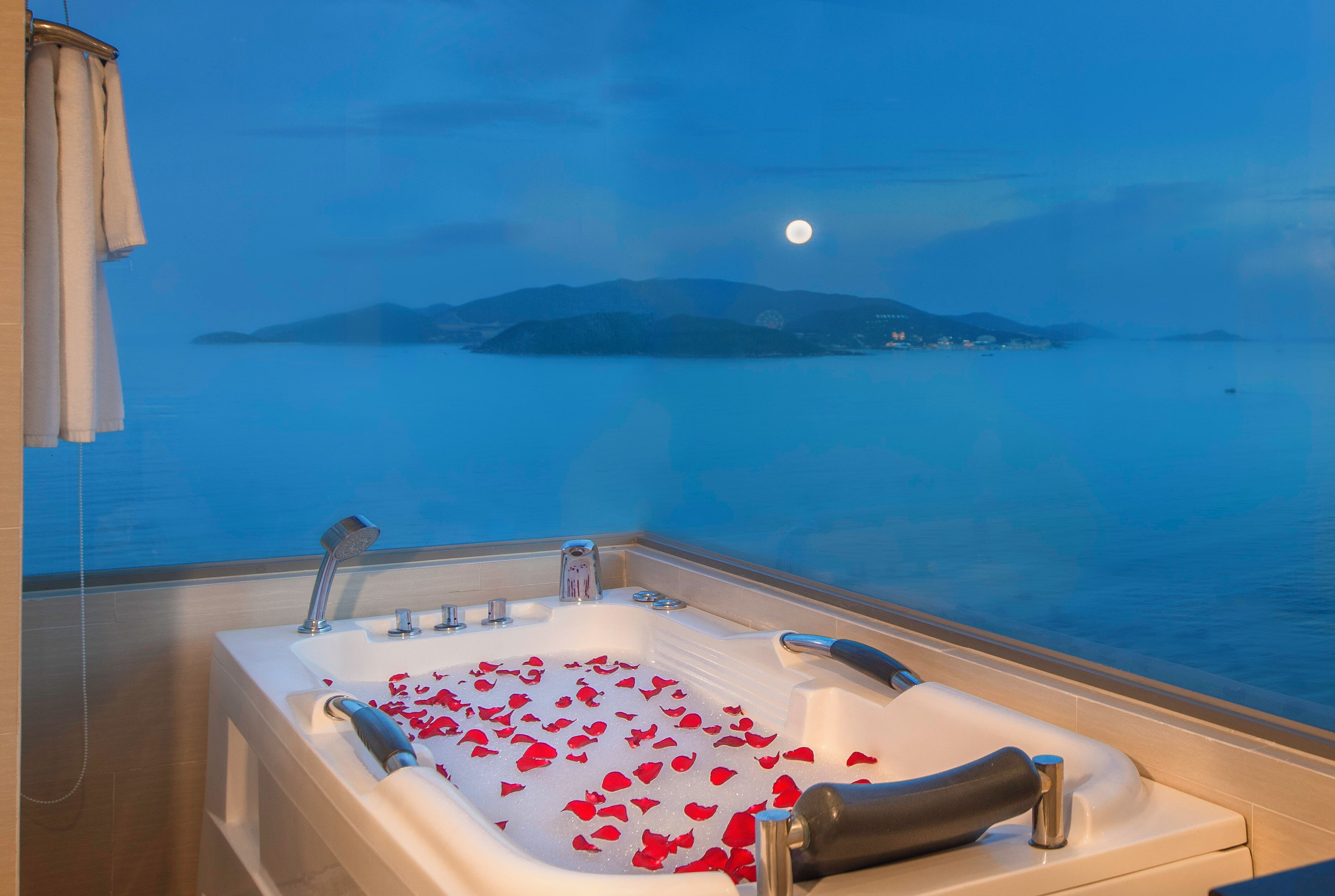 junior suite - king | bathroom | free toiletries, hair dryer, bathrobes, slippers