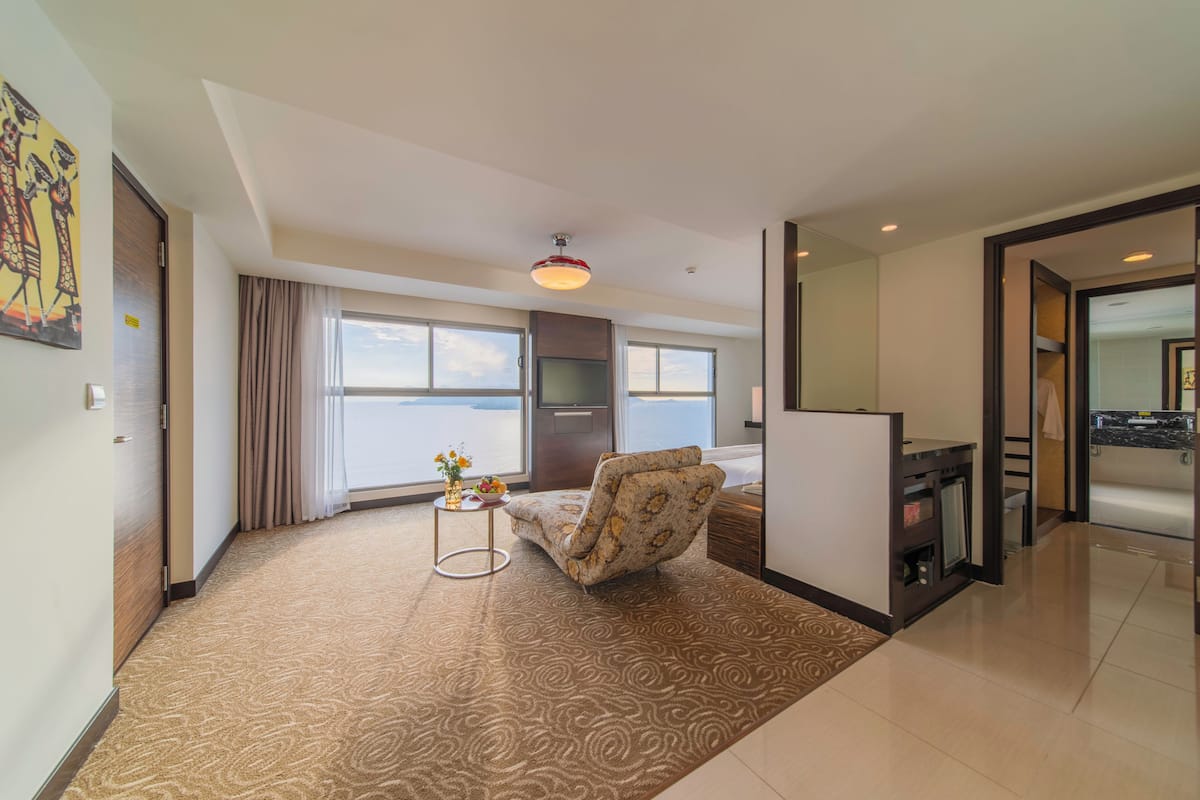 Junior suite, 1 kingsize bed | 1 slaapkamer, luxe beddengoed, een minibar, een kluis op de kamer