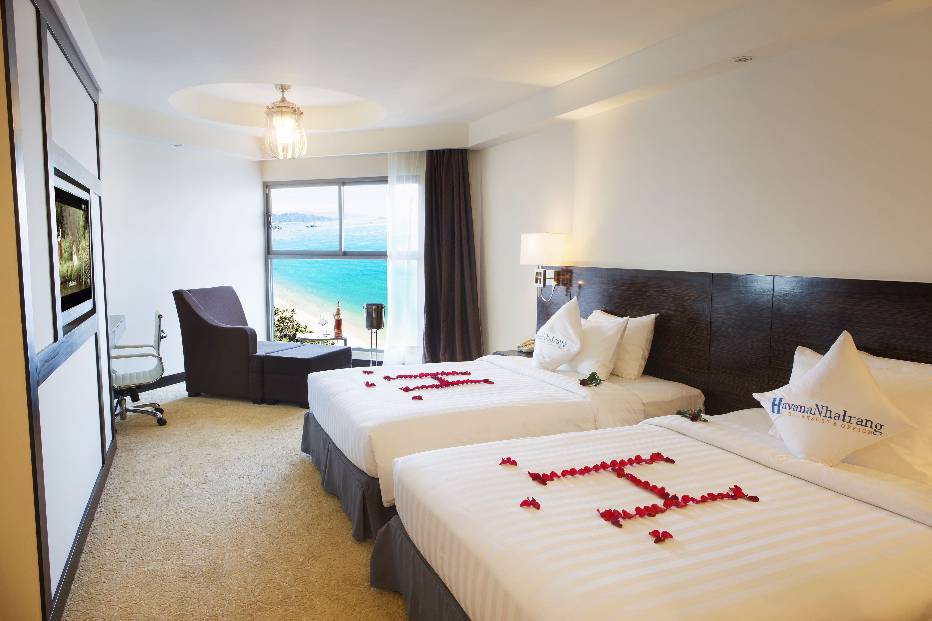 Deluxe Queen Ocean View | Premium bedding, minibar, in-room safe, desk