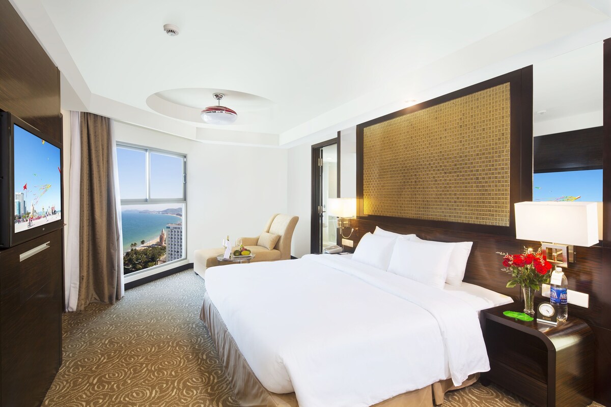 Premium bedding, minibar, in-room safe, desk