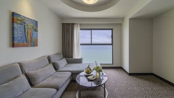 Junior Suite - Queen | Premium bedding, minibar, in-room safe, desk