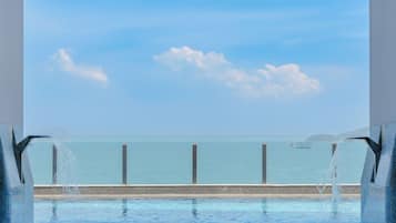 Außenpool, Sonnenschirme, Liegestühle