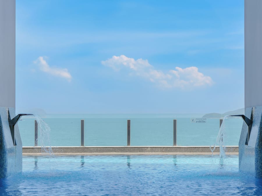 Utendørsbasseng, bassengparasoller og solsenger