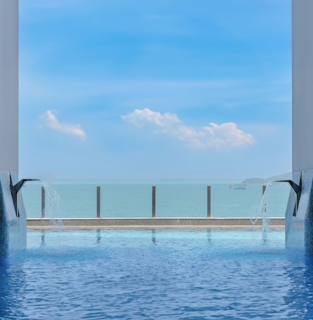 Una piscina al aire libre, sombrillas, sillones reclinables de piscina. Premier Havana Hotel
