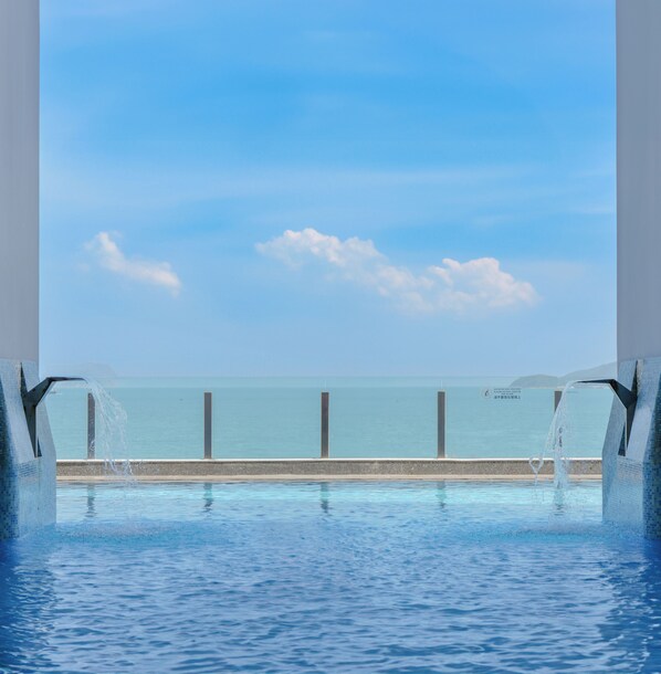Outdoor pool, pool umbrellas, sun loungers - Premier Havana Hotel (Nha Trang)