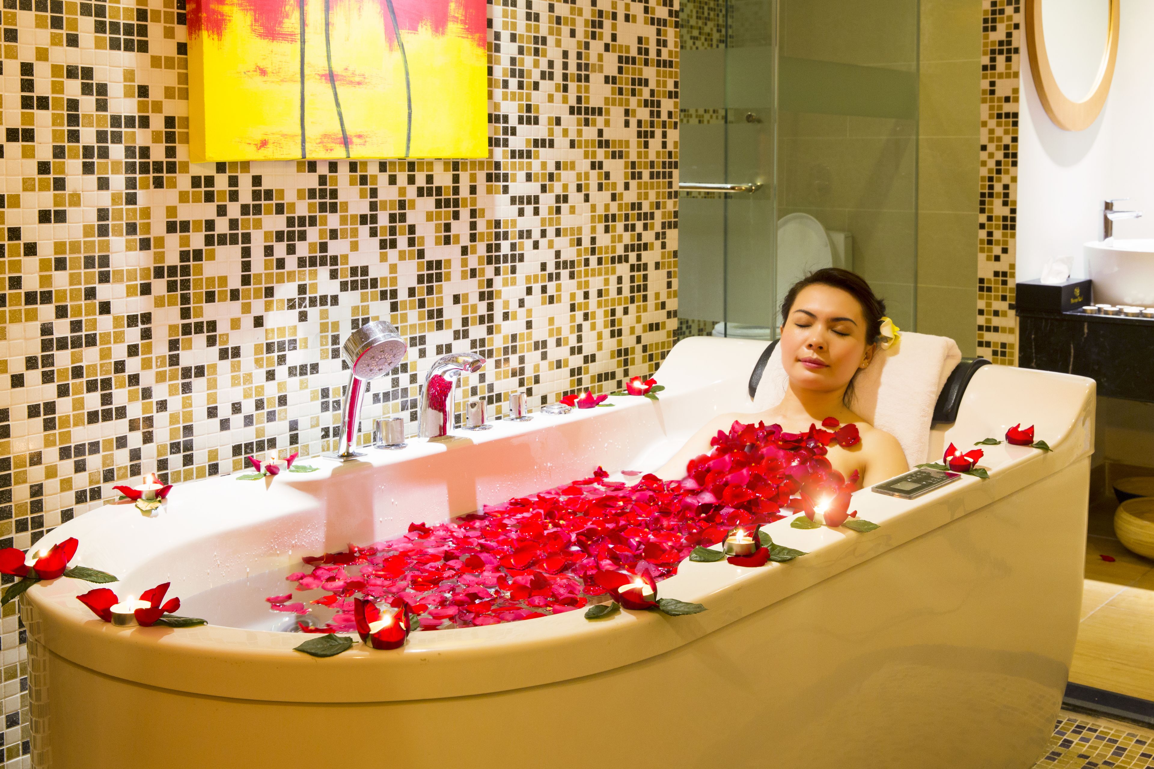 couples treatment room(s), sauna, hot tub, steam room, body treatments