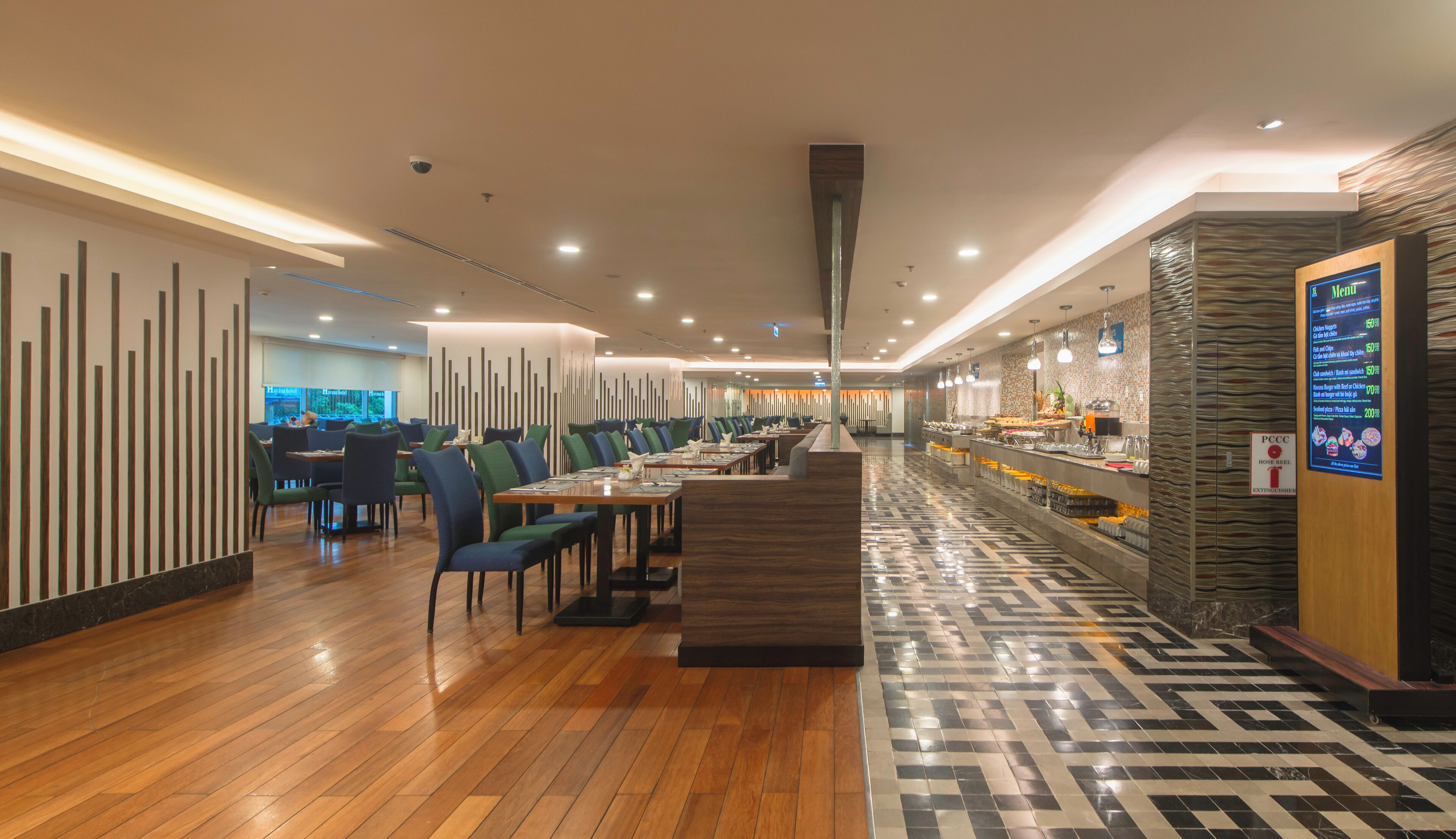 4 restaurantes; se sirve desayuno, almuerzo y cena; cocina internacional