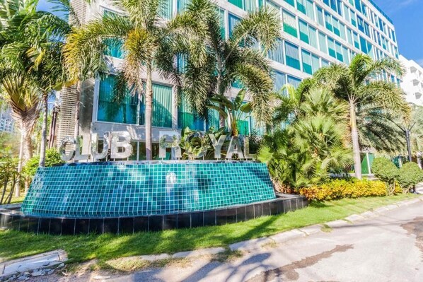 A hotel with a prominent sign reading "GLOBETROT". - Club Royal Wongamat by PSR ASIA (Pattaya)