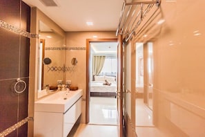 Bathroom - Club Royal Wongamat by PSR ASIA (Pattaya)
