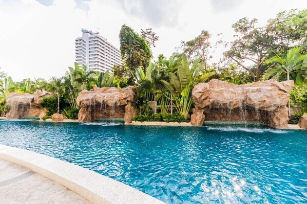 Outdoor pool, pool umbrellas, pool loungers - Club Royal Wongamat by PSR ASIA (Pattaya)